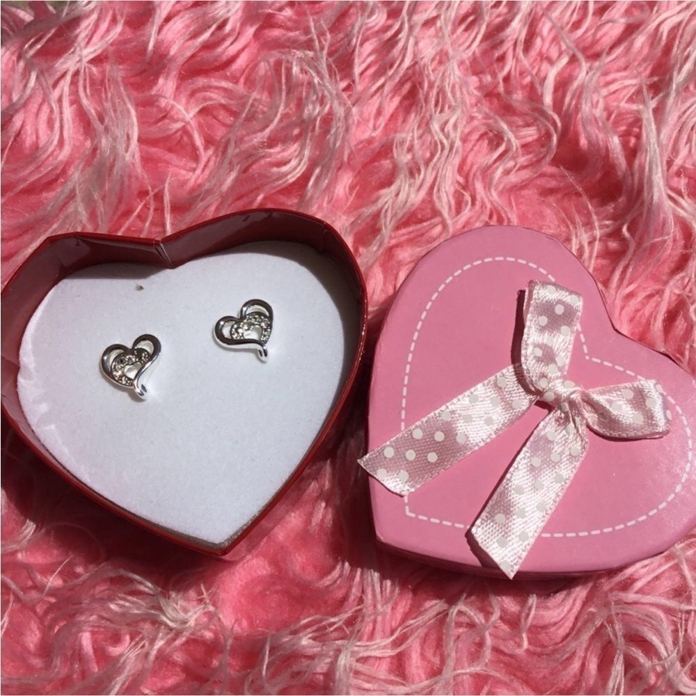 AVON Open your heart gift box earrings new in box